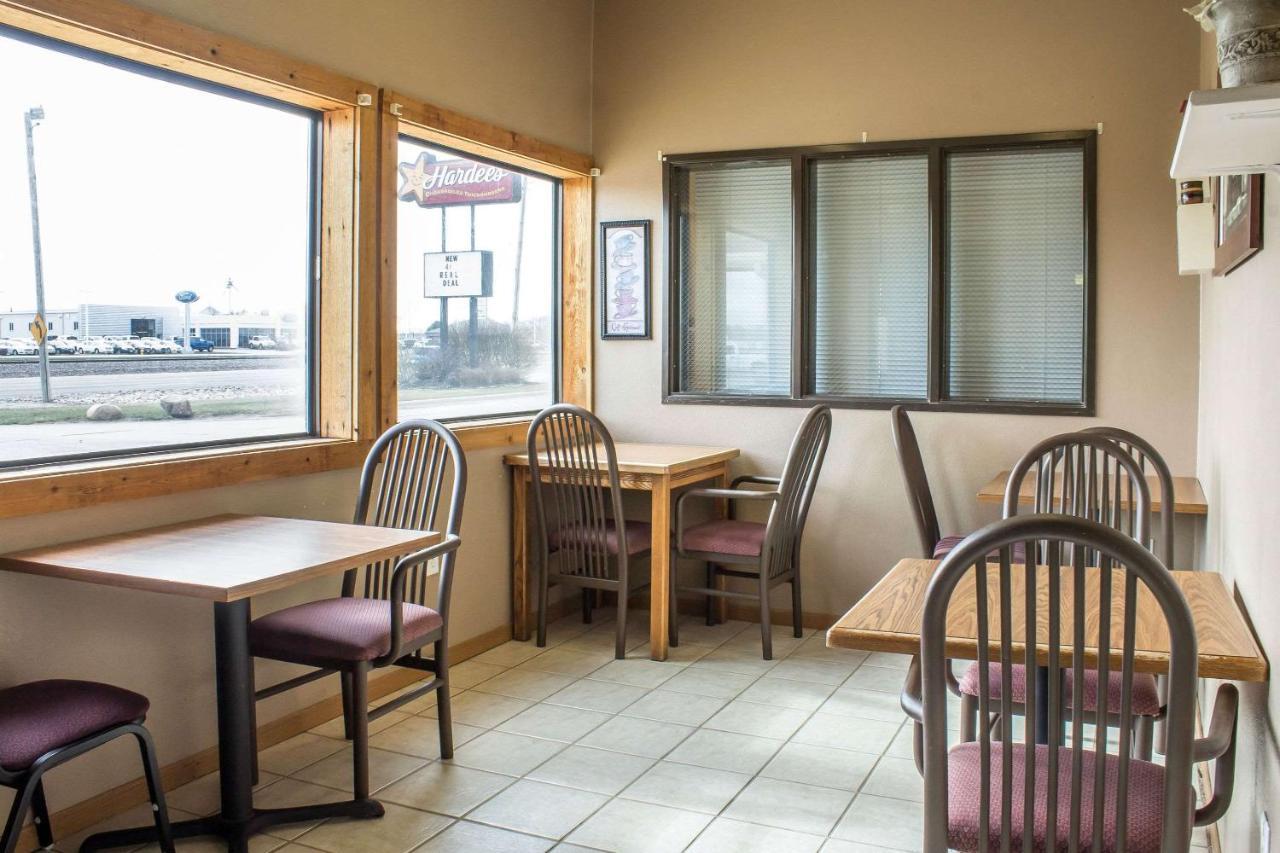 Le Mars Inn And Suites Esterno foto