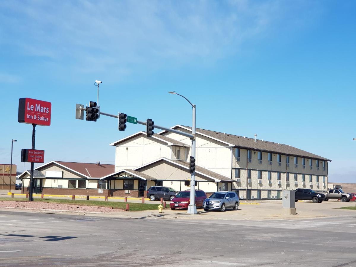 Le Mars Inn And Suites Esterno foto